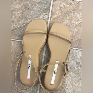Zara sandals.  Only wore once 
About 5cm
Eur 38
Like new